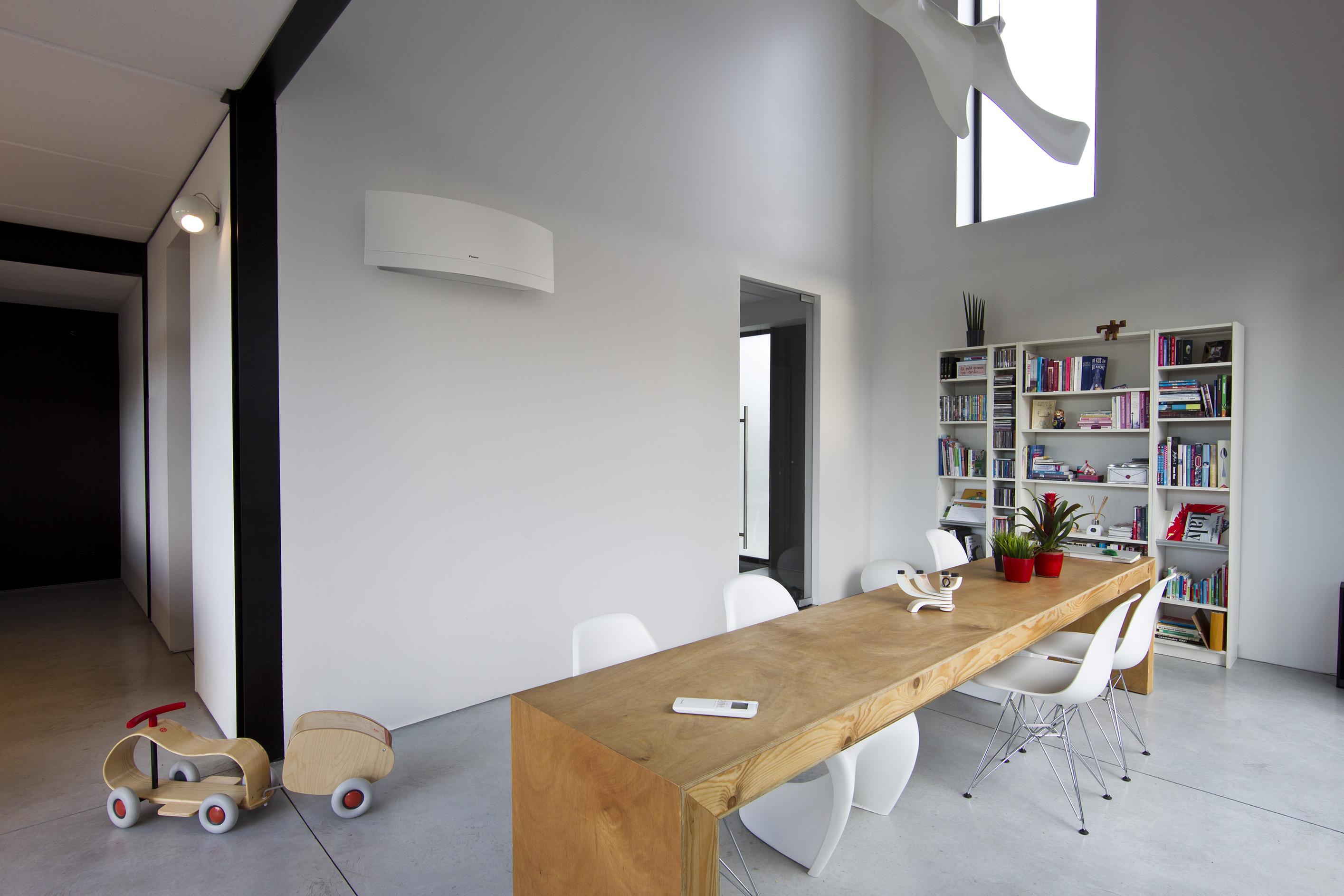 Modern desing airco toestel van Daikin in leefruimte