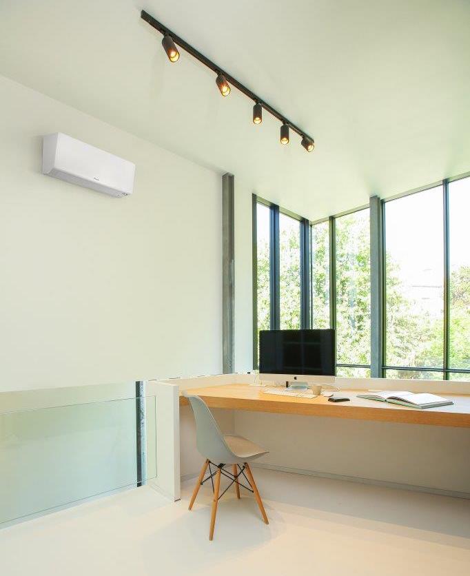 Airco in bureauruimte in huis in Mol. Afgestemd op design. DC Klima installeert in Mol airco modellen van Daikin.