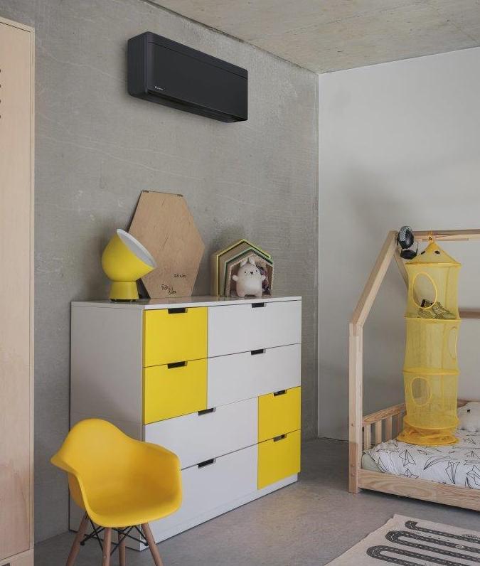 Airco in slaapkamer in huis in Mol. Afgestemd op design. DC Klima installeert in Mol airco modellen van Daikin.