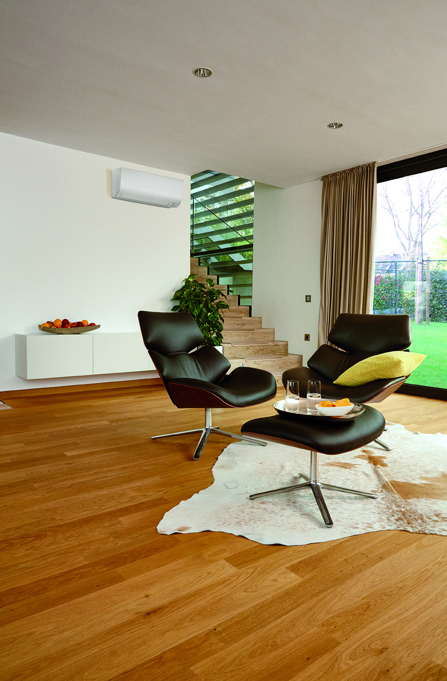 Installatie van een Daikin airco in een leefruimte voor een aangenaam binnenklimaat.