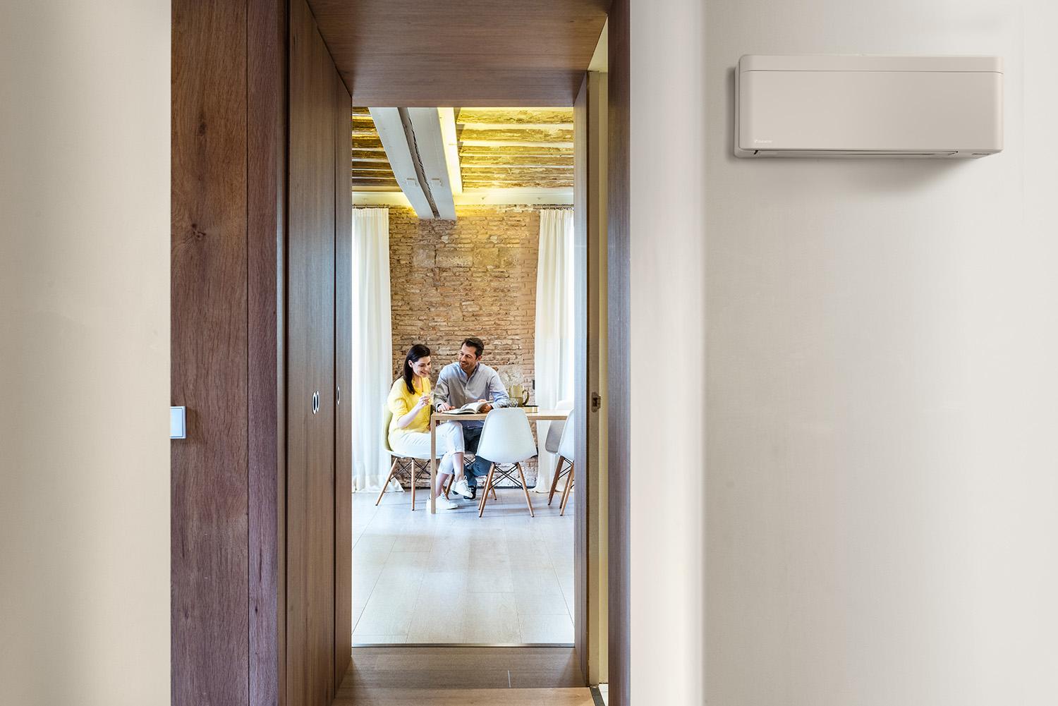 airconditioning merk Daikin bevestigd tegen wand